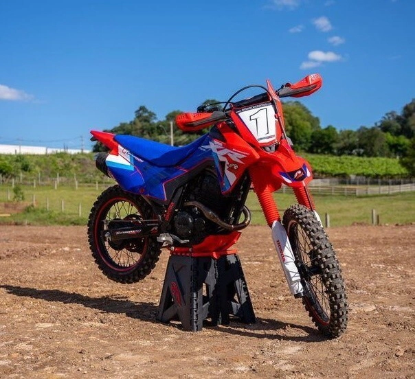 AMX Kit Pl�sticos Moto Full Rally 250 faro portan�mero protecciones y calcoman�as p/Tornado
